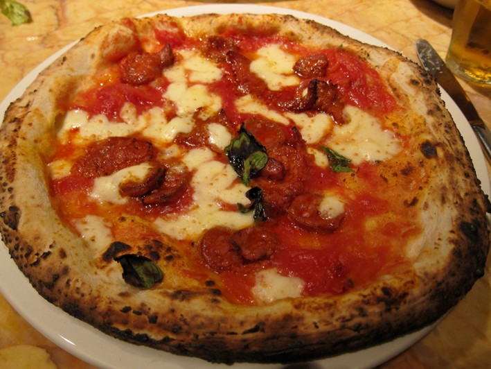 tomato chorizo pizza